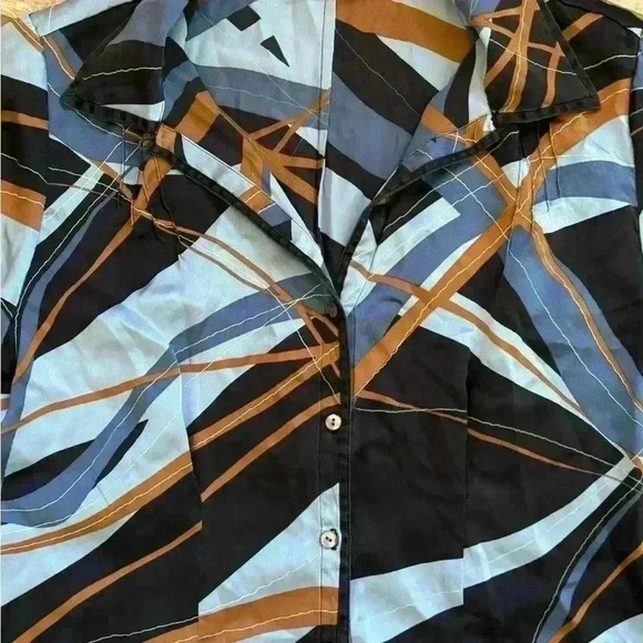 is silk top - Picture 7 of 8